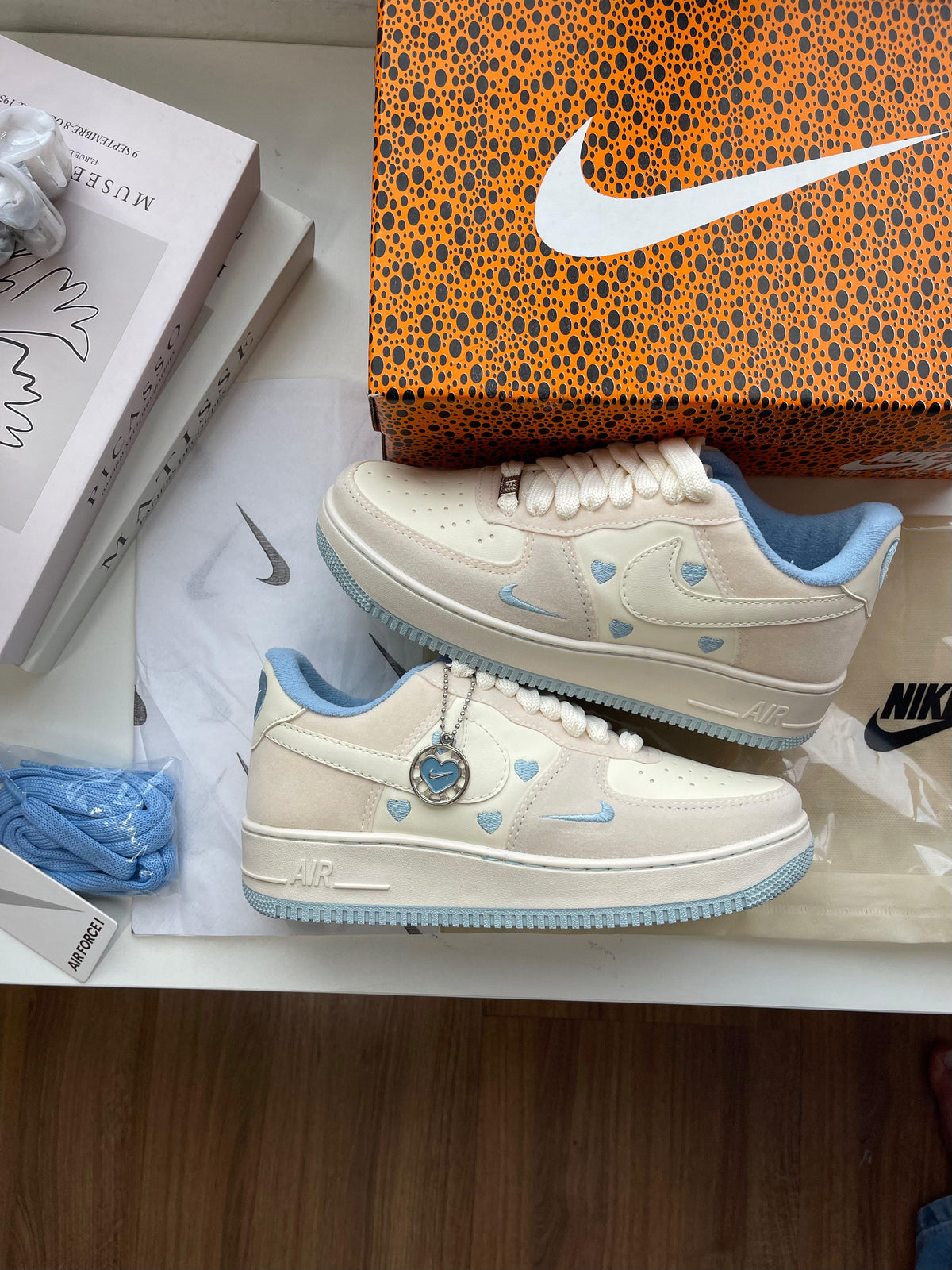 Nike Air Force 1 LOVE Bordado
